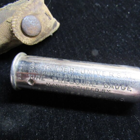 VINTAGE SCHRADER UNIVERSAL TIRE PRESSURE GAUGE WITH CASE - Picture 4 of 5